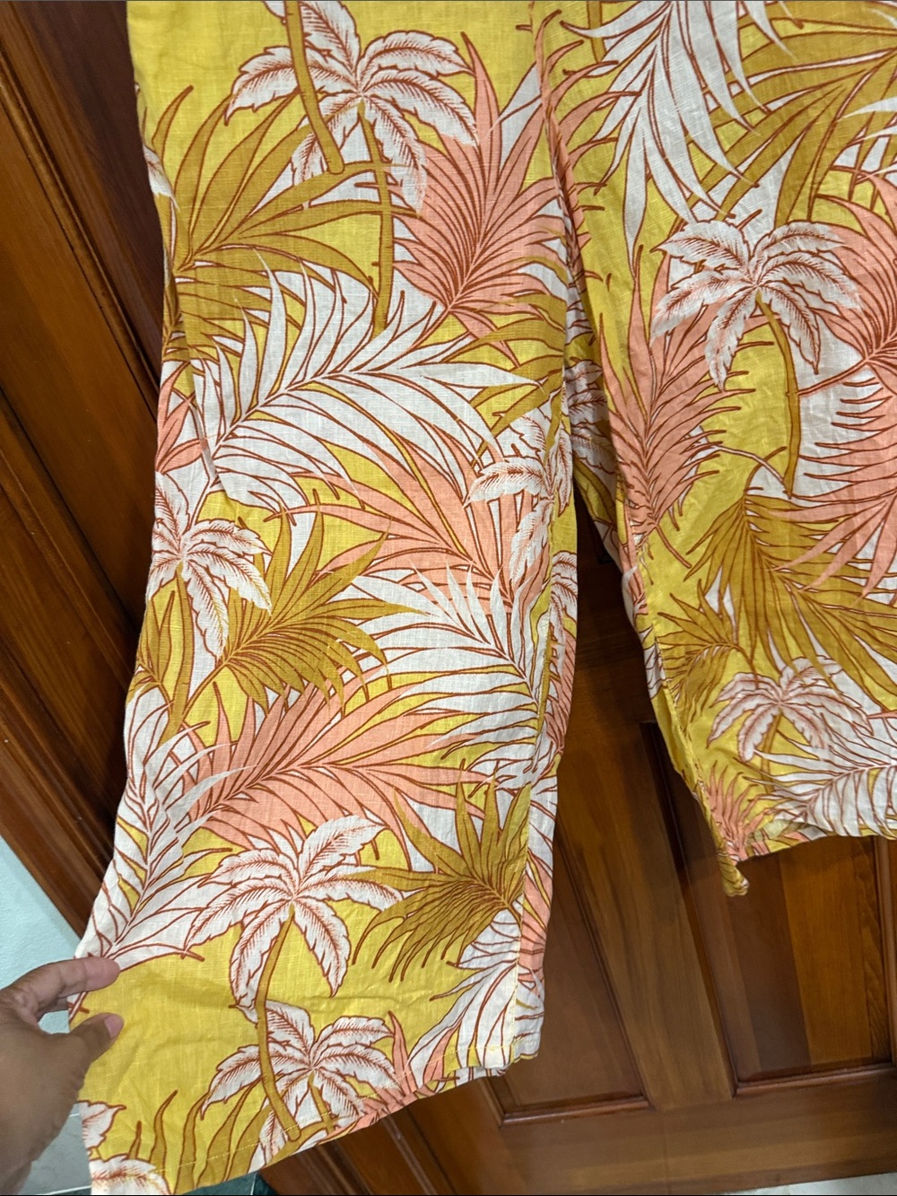 Tahari Tropical Print Sleeveless Collared Top and Pant  set Yellow & Peach - Picture 3 of 7